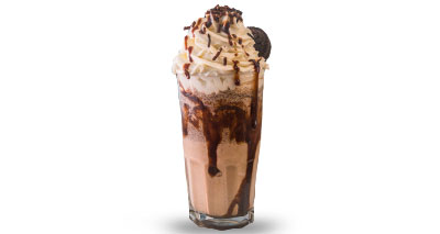 Frappe de OREO con crema chantilli, bañada con jarabe de chocolate y chispitas.